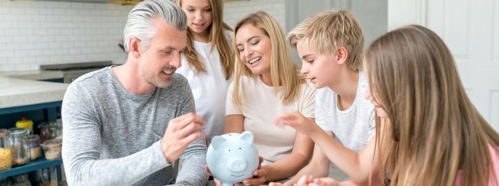 parents teaching children to save money